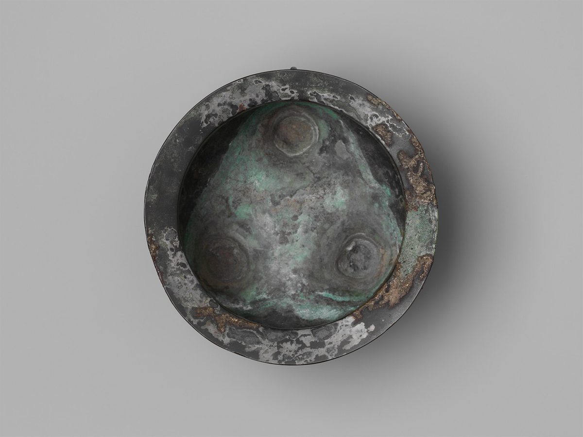 Chinese ding tripod cauldron, Metropolitan Museum of Art collection (historical reference)